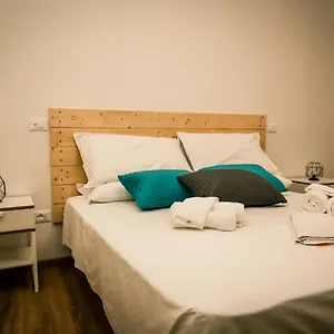 Hostly - Nicole - 2br In Full Center Apartment